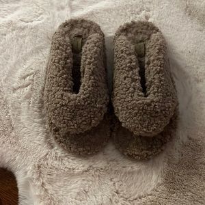 Womans Skims slippers size 6 Taupe color
